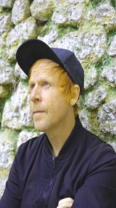 Flemming Borby vor einer Wand